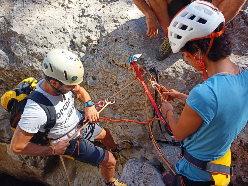 Alumnes del Grau Mitjà CAEMN fent activitats al medi natural